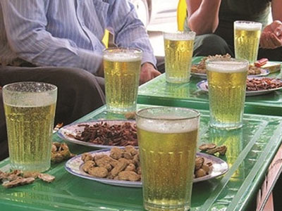Sự thật kinh hoàng đằng sau những cốc bia không... bọt