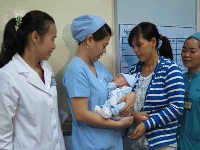 Bé trai bị đâm xuyên sọ tăng 0,5 kg sau 2 tuần xuất viện