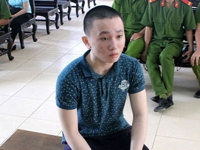 Bị đâm 21 nhát dao vẫn may mắn sống sót nhờ… giả chết