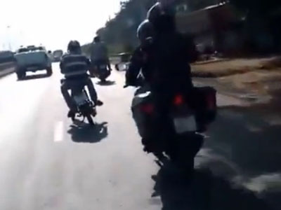 Clip: Xe máy lệch 2 bánh vẫn bon bon trên đường