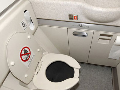 Hành khách sex trong toilet, tiếp viên mỉa mai qua loa phóng thanh