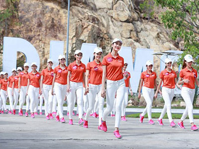 Người đẹp Hoa hậu Hoàn vũ Việt khoe sắc vóc trên sân golf