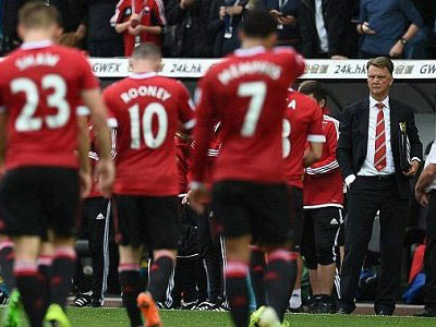Sốc: Sao M.U câu kết, ra mặt "đấu" Van Gaal