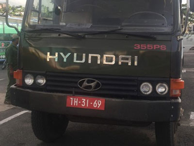 Thanh tra giao thông tóm 2 xe chở gỗ biển số đỏ giả