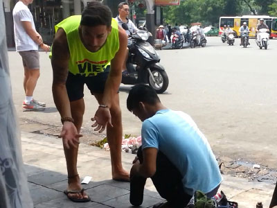 Công an triệu tập 2 đối tượng đánh giày kiểu trấn lột ở phố cổ Hà Nội