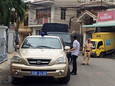 Dùng xe biển dỏm, gắn còi hụ đi tuyển… "ôsin"