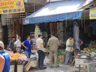 Nam thanh niên chết trên vũng máu trước tiệm tạp hoá