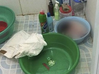 Kinh hoàng bé sơ sinh chết bên cạnh mẹ đang ngất lịm trong nhà tắm