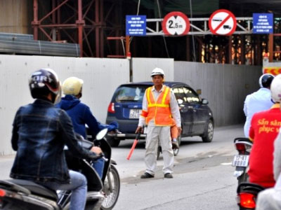 Ảnh: Ngày đầu dỡ rào chắn "lô cốt" gây tắc đường ở Hà Nội