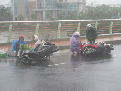 Đà Nẵng: Gió bão quật người, xe ngã dúi dụi trên cầu