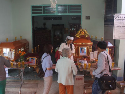 Giận vợ, đốt nhà làm 3 con ruột chết: Xót lòng những cỗ áo quan trẻ thơ