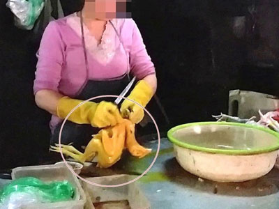 Làm “đẹp” gà, vịt bằng hóa chất