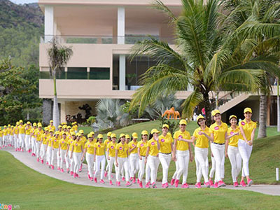 Thí sinh Hoa hậu Hoàn vũ VN khoe sắc bên biển Nha Trang