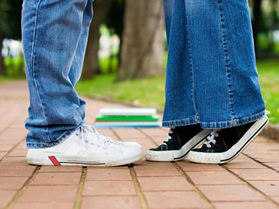 Tranh cãi về "nụ hôn không phép" của bé trai 13 tuổi