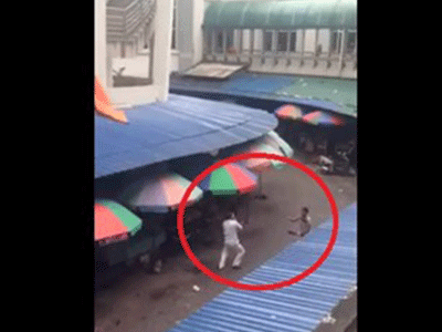 Clip: Hai người đàn ông đâm chém kinh hoàng tại Chợ Hạ Long II