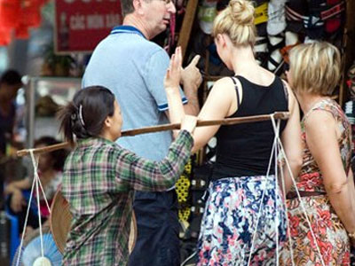 "Công nghệ" giăng bẫy lột tiền khách Tây trên phố cổ Hà Nội