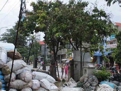 Cứu người đàn ông bị điện 3 pha giật hút vào cột
