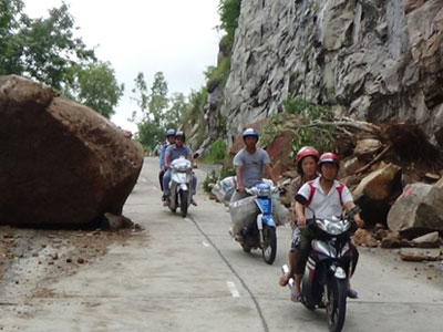 Đóng đường lên Núi Cấm vì lở đá