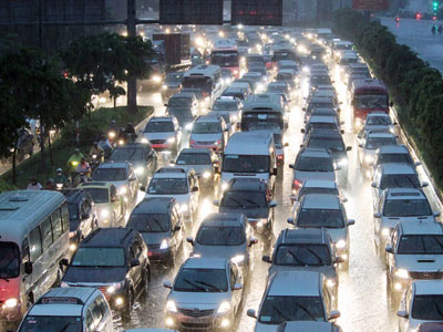 Hàng triệu xe chôn chân dưới mưa ở trung tâm Sài Gòn