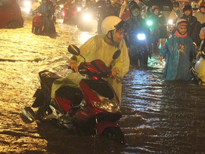 22h30 ngày 15/9, nhiều người Sài Gòn vẫn ở ngoài đường