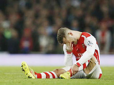 Arsenal gặp vận xui trước Champions League