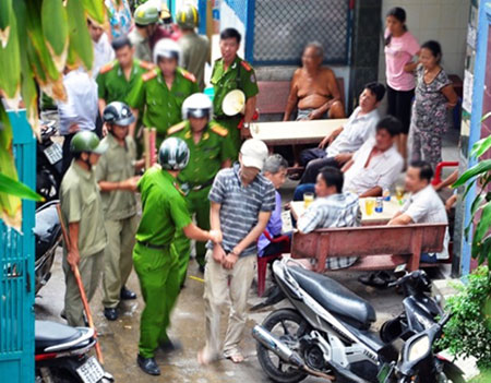 Công an xịt hơi cay, nổ súng khống chế người đàn ông đánh vợ