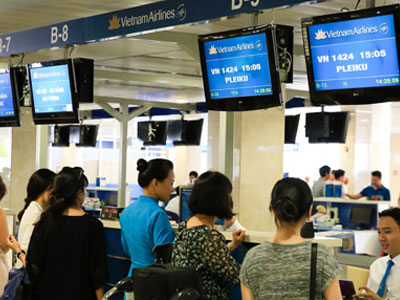 Giá vé máy bay khó giảm dù đã hạ trần