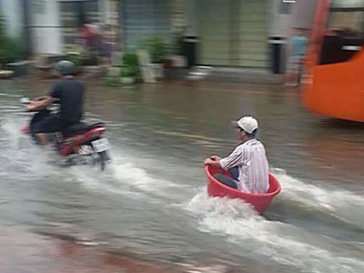 Người Sài Gòn như... phát khóc trong trận mưa to "lịch sử"