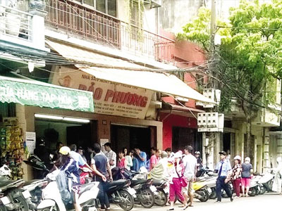 Xếp hàng mua bánh Trung thu tại Hà Nội: Có cả xếp hàng thuê lấy tiền!