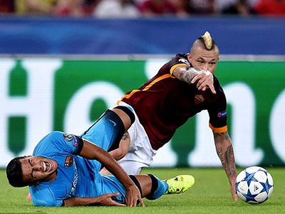 Cầu thủ Roma tái hiện cú tắc bóng khiến Luke Shaw gãy chân