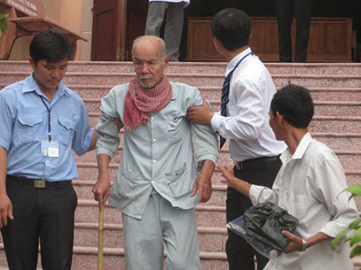 Cụ ông 91 tuổi bỏ thuốc sâu vào bình trà đầu độc vợ