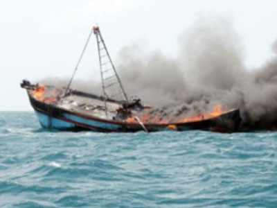 Nổ tàu cá ngoài khơi, còn 15 người vẫn chưa tìm thấy