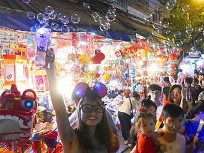 Phố cổ Hà Nội ngập tràn sắc màu Trung thu