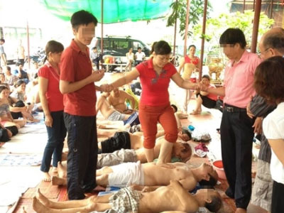 Tạm đình chỉ cơ sở "giẫm đạp chữa bệnh" để điều tra