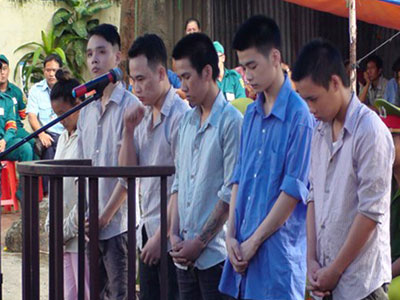 Tử hình kẻ cầm đầu nhóm bán kẹo kéo đâm chết "đồng nghiệp"