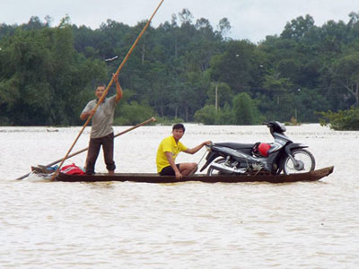 Miền Trung lũ lên nhanh, 5 người chết