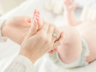 Sai lầm khi tự ý nắn chân vòng kiềng cho con