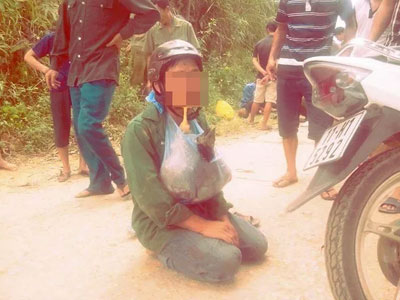 Sự thật 2 người đàn ông ăn trộm bị bắt ngậm chân gà