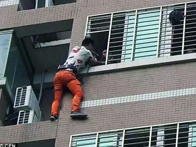 Trốn ngoài cửa sổ suốt đêm vì chồng của bồ về nhà sớm