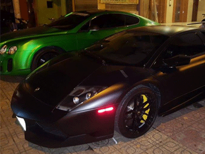 Ba chiếc Lamborghini cùng siêu xe tụ hội ở trung tâm Sài Gòn