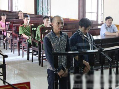 Bị đâm chết khi mang súng AK ra thị uy