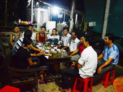 Dân làng kéo đến chia vui với Bùi Kiều Nhi