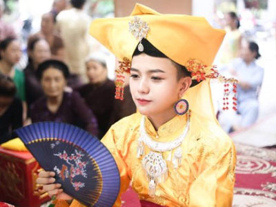 Dân mạng “phát sốt” với “mỹ nam hầu đồng”