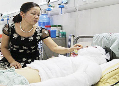 Hà Nội: Nam sinh trường Đại học Sân khấu Điện ảnh bị tạt axit lúc nửa đêm