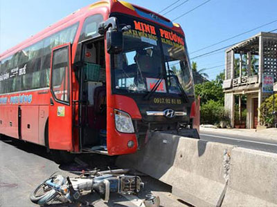Xe khách tông chết cụ già, hất văng dải phân cách