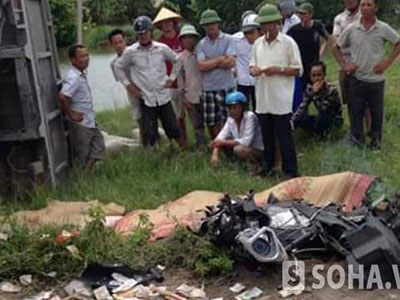 Bàng hoàng thấy thi thể 2 nam thanh niên cạnh chiếc xe biến dạng