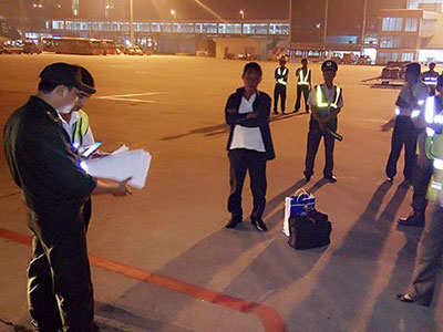 Bị áp tải xuống máy bay vì hút thuốc trong nhà vệ sinh