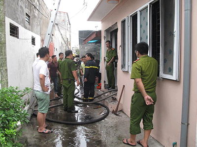 Chồng khóa trái cửa tự thiêu nghi do ghen tuông
