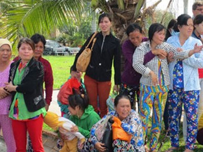Khóc ngất đón nhận 11 thi thể ngư dân trong vụ chìm tàu