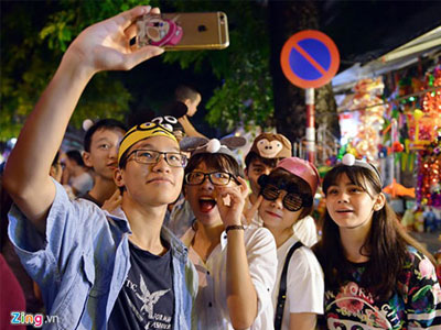 Nam thanh, nữ tú quậy tưng phố trung thu